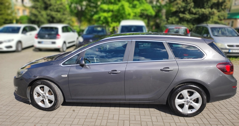 Opel Astra cena 26500 przebieg: 180800, rok produkcji 2012 z Wrocław małe 137